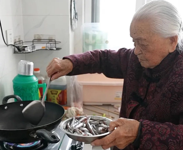 Cụ b&agrave; 104 tuổi khỏe mạnh, tr&iacute; nhớ đ&aacute;ng nể: 3 th&oacute;i quen sống thọ đơn giản, nhất điều số 1 - Ảnh 1.