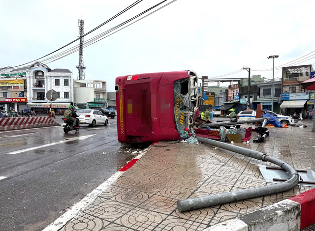 Xe kh&aacute;ch giường nằm lật giữa đường, 2 người tử vong, nhiều người bị thương - Ảnh 1.