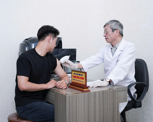 PGS.TS.TTƯT Phạm Công Chính: Tại Da liễu 247, điều trị viêm nang lông bắt đầu từ chẩn đoán đúng - Ảnh 1.