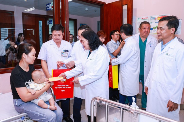 Chủ tịch Bùi Thị Minh Hoài thăm, tặng quà cho bệnh nhi dịp Tết Trung thu- Ảnh 3.