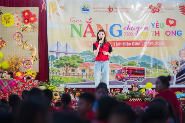 Diễn viên Thúy Ngân và những "lần đầu" đặc biệt bên trẻ em vùng cao - Ảnh 4.