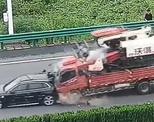 Cảnh sát hét lớn trong điện thoại, cứu sống gia đình hỏng ô tô trên cao tốc - Ảnh 1.