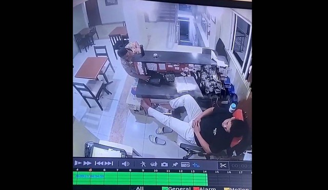 Lẻn vào khách sạn, người phụ nữ bị camera ghi lại hành động xấu xí - Ảnh 1.