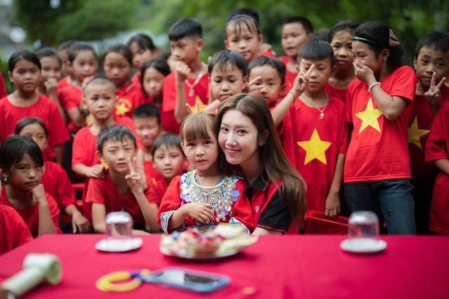 Diễn viên Thúy Ngân và những "lần đầu" đặc biệt bên trẻ em vùng cao - Ảnh 1.