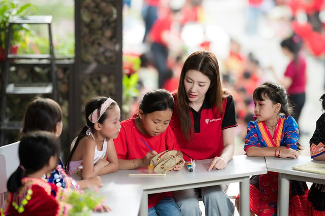 Diễn viên Thúy Ngân và những "lần đầu" đặc biệt bên trẻ em vùng cao - Ảnh 2.