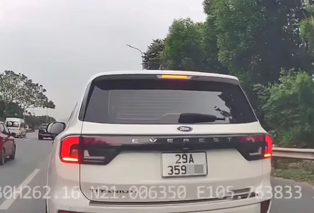 Phanh "dọa" xe khác trên đường, tài xế nhận phạt 23 triệu đồng - Ảnh 1.