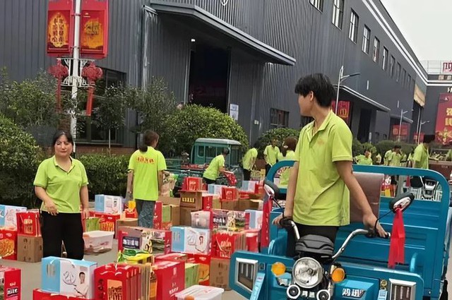 C&ocirc;ng ty tặng qu&agrave; Trung thu "khủng", nh&acirc;n vi&ecirc;n phải d&ugrave;ng xe ba g&aacute;c chở về - Ảnh 1.