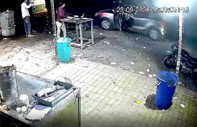 Xe tải chạy tốc độ cao húc văng ô tô con đang dừng đỗ trên phố - Ảnh 1.