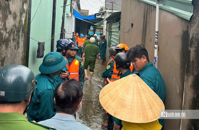 Phó Chủ tịch Lâm Đồng kiểm tra ngập lụt, sẻ chia với người dân vùng ảnh hưởng - Ảnh 2.