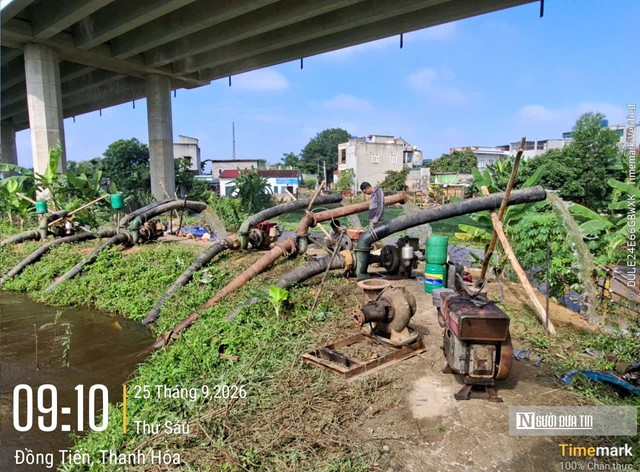 Đắp bờ bao ngăn nước, gấp rút dọn dẹp đón học sinh trở lại trường sau lũ- Ảnh 2.