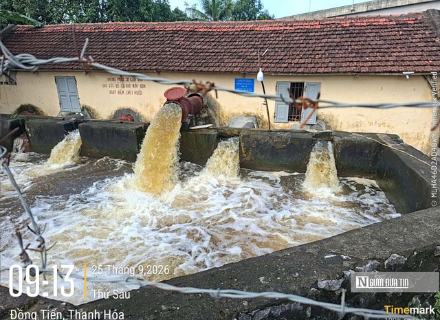 Đắp bờ bao ngăn nước, gấp rút dọn dẹp đón học sinh trở lại trường sau lũ- Ảnh 3.