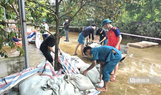 Đắp bờ bao ngăn nước, gấp rút dọn dẹp đón học sinh trở lại trường sau lũ- Ảnh 5.