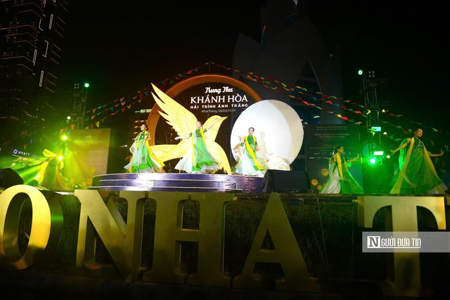Khánh Hòa: Du khách nước ngoài "đội mưa" vui trung thu cùng trẻ em- Ảnh 3.