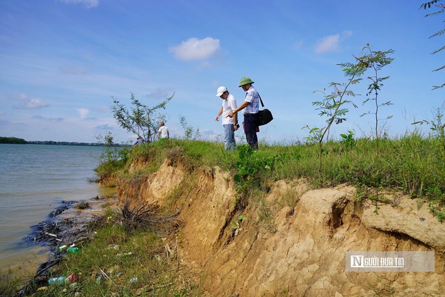 D&acirc;n bất an nh&igrave;n s&ocirc;ng &ldquo;nuốt&rdquo; đất, ch&iacute;nh quyền khẩn trương t&igrave;m phương &aacute;n- Ảnh 1.