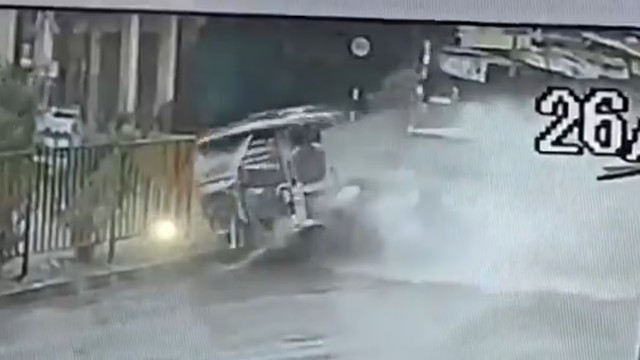 Ô tô tông trúng xe 3 bánh đang dừng đỗ, tài xế tử vong- Ảnh 1.