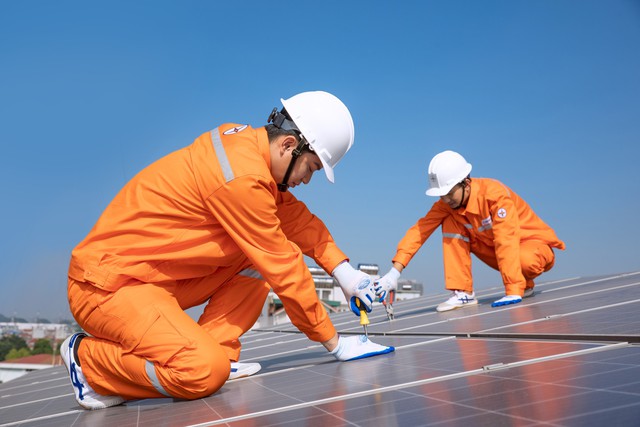 EVNHANOI khuyến khích người dân, doanh nghiệp phát triển điện mặt trời mái nhà phù hợp nhu cầu sử dụng - Ảnh 2.