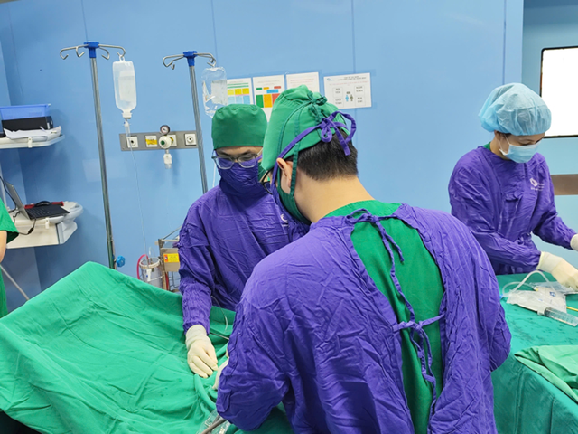 Sau khi tắm hồ, bé trai 14 tuổi xuất hiện dấu hiệu bất thường rồi phải cắt tinh hoàn - Ảnh 1.