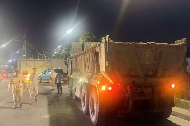 Bùn đất che biển số, tài xế xe tải ở Hà Nội nhận phạt 23 triệu đồng - Ảnh 1.
