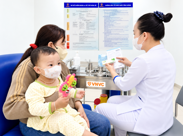 Hàng chục nghìn phụ huynh đưa trẻ đến VNVC tiêm vắc xin tay chân miệng phòng bệnh và tái nhiễm giữa mùa cao điểm - Ảnh 1.