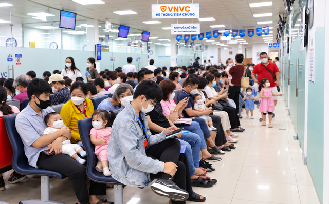 Hàng chục nghìn phụ huynh đưa trẻ đến VNVC tiêm vắc xin tay chân miệng phòng bệnh và tái nhiễm giữa mùa cao điểm - Ảnh 2.