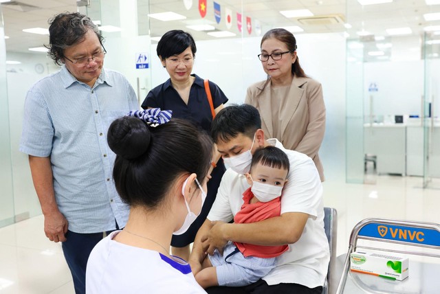 Hàng chục nghìn phụ huynh đưa trẻ đến VNVC tiêm vắc xin tay chân miệng phòng bệnh và tái nhiễm giữa mùa cao điểm - Ảnh 3.