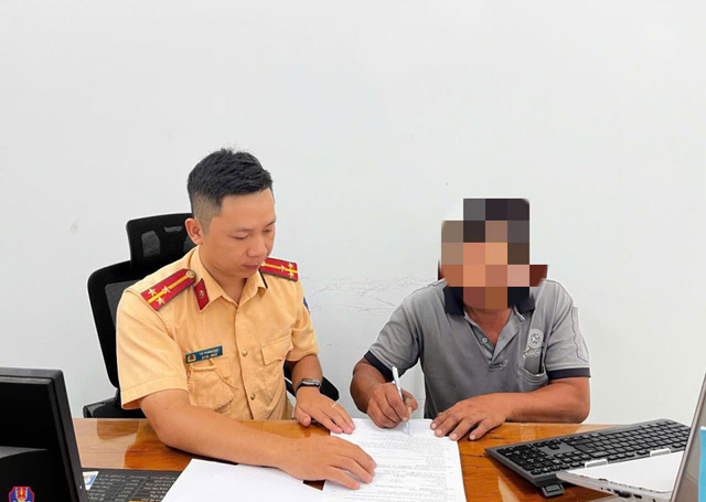 Vượt đường sắt khi cảnh báo đã bật, tài xế bị xử phạt 19 triệu đồng - Ảnh 2.