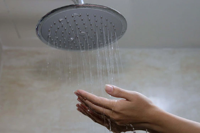 Người đ&agrave;n &ocirc;ng 54 tuổi tử vong khi đang tắm, b&aacute;c sĩ chỉ thẳng th&oacute;i quen "cực độc" &iacute;t ai ngờ- Ảnh 1.
