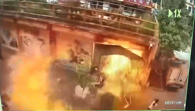 Người đàn ông bị thổi bay quần áo sau vụ nổ khí gas - Ảnh 1.