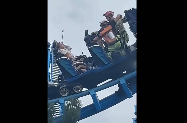 T&agrave;u lượn si&ecirc;u tốc gặp sự cố khiến 27 h&agrave;nh kh&aacute;ch mắc kẹt ở độ cao 15 m&eacute;t - Ảnh 1.