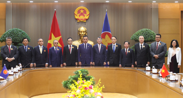 Thủ tướng tiếp đoàn lãnh đạo cơ quan thực thi pháp luật các nước ASEAN - Ảnh 1.