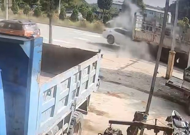 Ô tô lao vào gầm xe tải đang đỗ, 7 người tử vong - Ảnh 1.