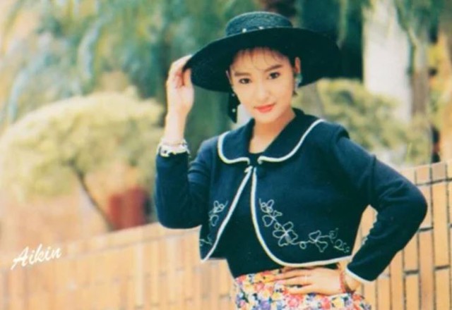 Nữ diễn viên "đẹp hiếm có khó tìm" là mẹ đơn thân, từng làm phục vụ, công nhân để kiếm sống - Ảnh 2.
