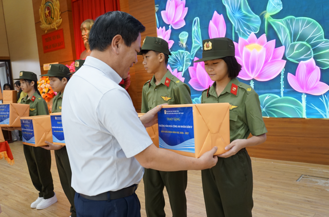 Ngôi trường đặc biệt ở TP. Hồ Chí Minh tiếp nhận “món quà đến đúng lúc” - Ảnh 5.