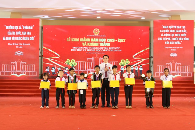 Những ngôi trường vùng biên Lâm Đồng cùng đón năm học mới- Ảnh 1.