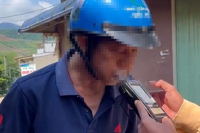 Người đàn ông đi xe máy bị phạt vì nồng độ cồn gấp hơn 10 lần mức kịch khung - Ảnh 1.