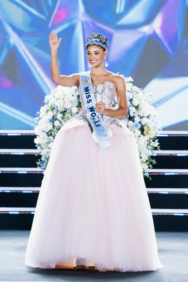 Ít ai biết tân Miss World 2026 từng là cô giáo, phóng viên truyền hình - Ảnh 1.