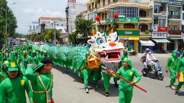 Người dân, du khách hòa mình vào Lễ hội Nghinh Ông ở Phan Thiết- Ảnh 11.