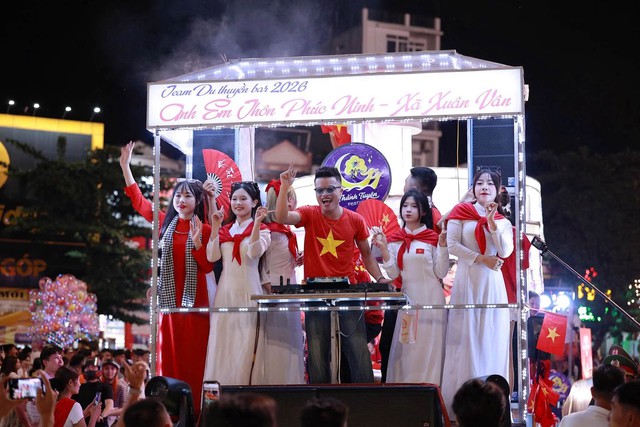 Trung Thu Tuyên Quang: “Thủ phủ đèn lồng” rực sáng, hồn quê hiện lên trong từng khung hình - Ảnh 2.