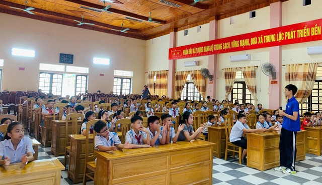 Nh&oacute;m học sinh trường chuy&ecirc;n H&agrave; Nội đưa khoa học đến gần trẻ em Nghệ An - Ảnh 2.