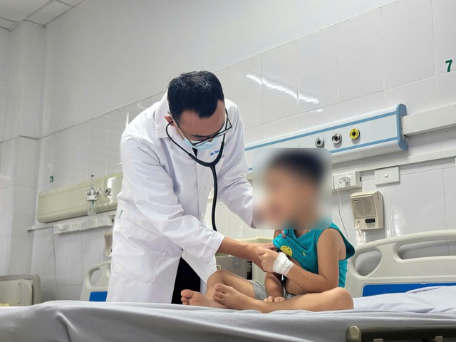 Trẻ sốt 40 độ vì Adenovirus, bác sĩ cảnh báo điều cha mẹ dễ bỏ qua- Ảnh 1.