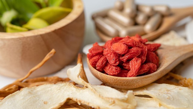 Ăn kỷ tử mỗi ngày để "bồi bổ", người đàn ông 56 tuổi ngỡ ngàng khi đi khám - Ảnh 2.