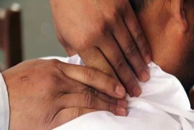 Người đàn ông 40 tuổi suýt tử vong khi đang massage, bác sĩ cảnh báo dấu hiệu nguy hiểm - Ảnh 1.