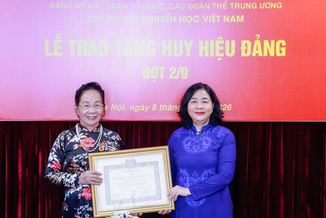 Trao Huy hiệu 45 năm tuổi Đảng tặng GS.TS Nguyễn Thị Doan - Ảnh 1.