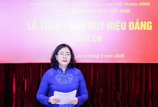 Trao Huy hiệu 45 năm tuổi Đảng tặng GS.TS Nguyễn Thị Doan - Ảnh 2.