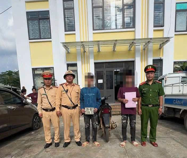Thiếu niên bốc đầu xe máy bị tịch thu phương tiện, phụ huynh cũng không tránh khỏi liên quan- Ảnh 1.