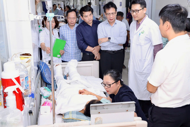 Thứ trưởng Bộ GD&ĐT động viên cô giáo mất một chân khi cứu học trò - Ảnh 1.