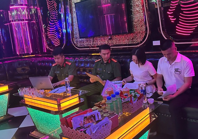 Phát hiện nhóm người không mặc đủ quần áo nhảy múa trong quán karaoke- Ảnh 1.