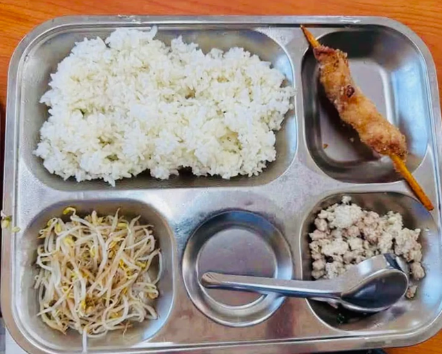 Hà Nội chỉ đạo làm rõ suất ăn bán trú bị phụ huynh chê "lèo tèo" - Ảnh 1.