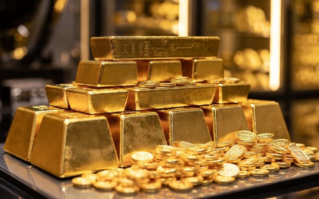 Giá vàng chiều nay (1/4): Giá vàng SJC và nhẫn giảm sâu, người mua