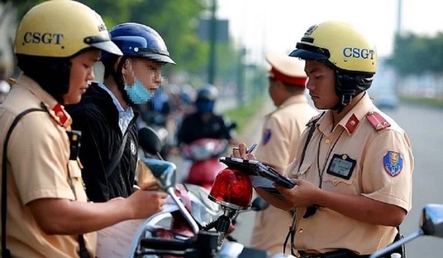 Mượn xe máy người khác mang theo 3 loại giấy tờ này, chẳng lo bị phạt